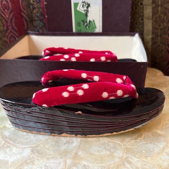 Vintage Red and Black Traditional Japanese Sandals, wooden and layered - Picture 2 of 12